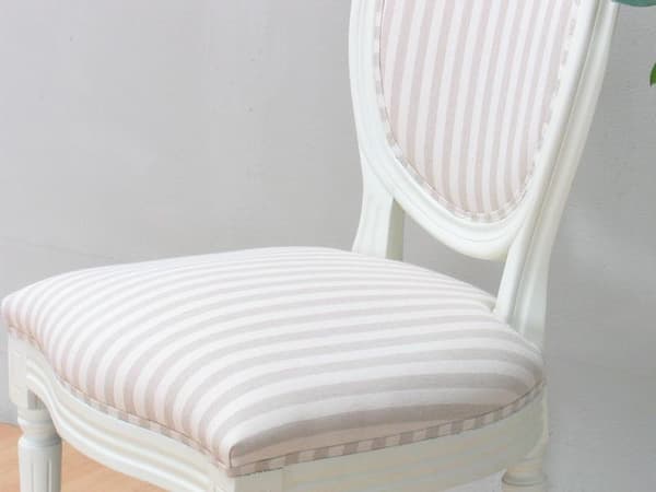 Amaretta matgrupp 100x180/280 med 2 iläggsskivor antik vit och 2+6 st Rokoko matstolar antik vit/beige.