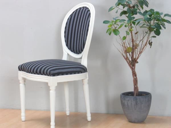 Amaretta matgrupp 100x180/280 med 2 iläggsskivor antik vit och 6 st Rokoko matstolar antik vit/svart.