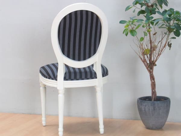 Amaretta matgrupp 100x180/280 med 2 iläggsskivor antik vit och 6 st Rokoko matstolar antik vit/svart.