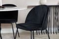 Miniatyrbilde 5 av 6: EstelleØ106WHBL spisegruppe spisebord hvit, marmor og 4 Wrinkles spisestuestoler velour svart.