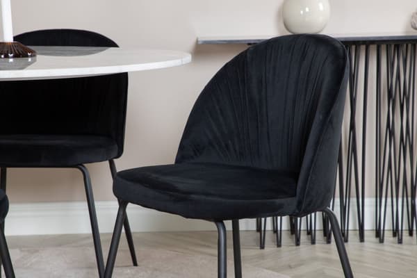 EstelleØ106WHBL spisegruppe spisebord hvit, marmor og 4 Wrinkles spisestuestoler velour svart.