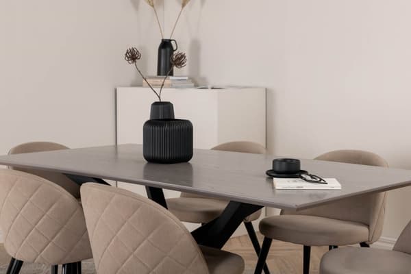 PiazzaGRBL spisegruppe spisebord grå og 6 Velvet Stitches spisestuestoler beige.