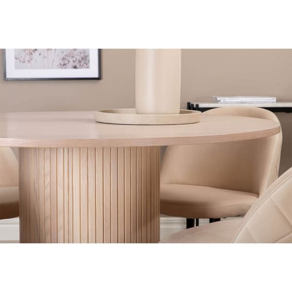 BiancaROWW spisegruppe spisebord eik finer hvit washed og 4 Velvet Stitches spisestuestoler velour beige.