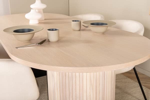 BiancaWW spisegruppe spisebord eik finer hvit washed og 4 Berit spisestuestoler velour beige.