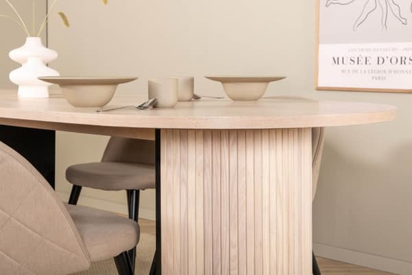 BiancaWW spisegruppe spisebord eik finer hvit washed og 4 Velvet Stitches spisestuestoler velour beige.