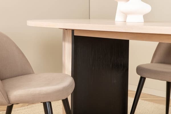 BiancaWW spisegruppe spisebord eik finer hvit washed og 4 Velvet Stitches spisestuestoler velour beige.