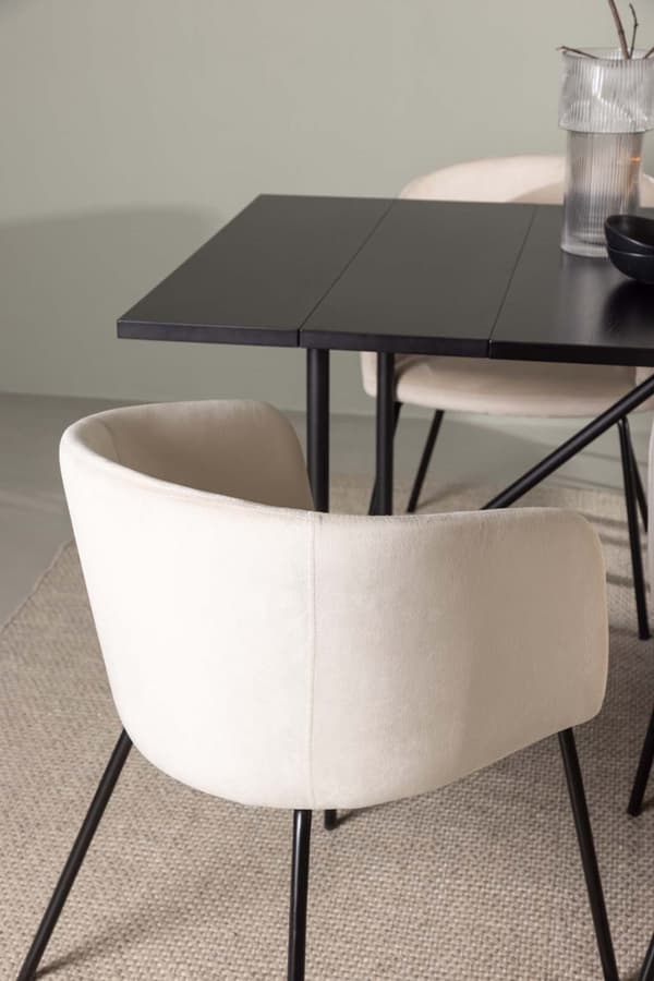 Astrid matgrupp bord svart och 6 berit stolar beige.