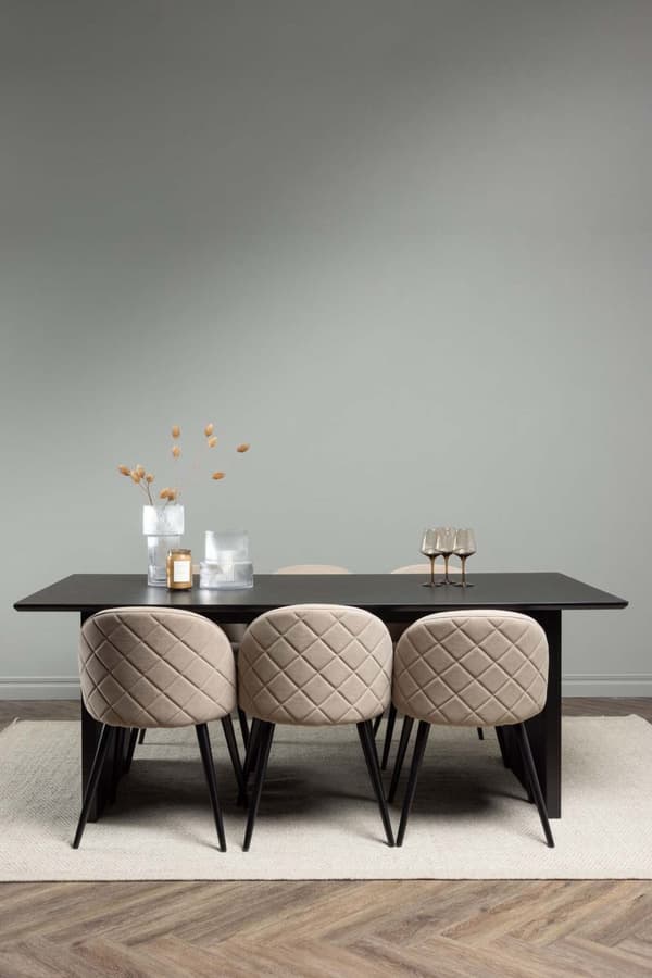 Vail matgrupp bord svart och 6 Velvet stolar beige.
