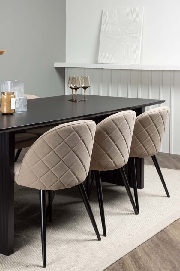 Vail matgrupp bord svart och 6 Velvet stolar beige.