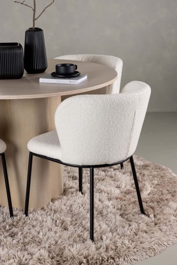 Olivia spisegrupper bord whitewash og 4 Edina stoler hvit.