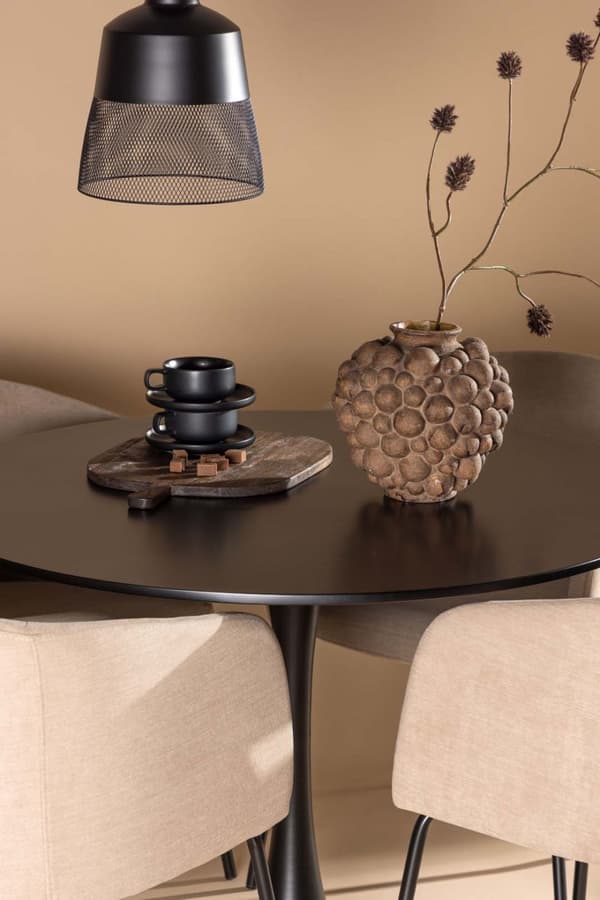 Glade spisegrupper bord svart og 4 berit stoler beige.