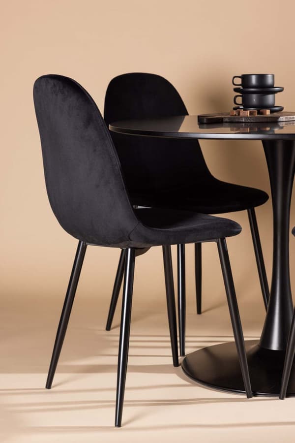 Glade spisegrupper bord svart og 4 Polar stoler svart.