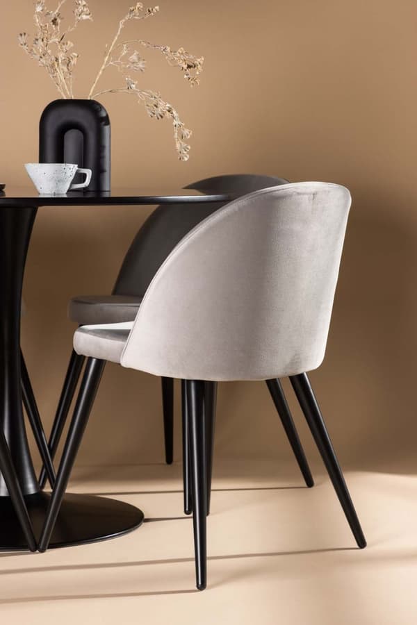 Glade spisegrupper bord svart og 4 Velvet stoler grå.