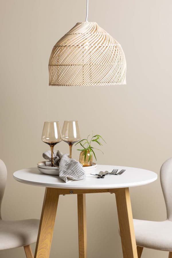 Leonora spisegrupper bord hvit og 2 Lilja stoler beige.