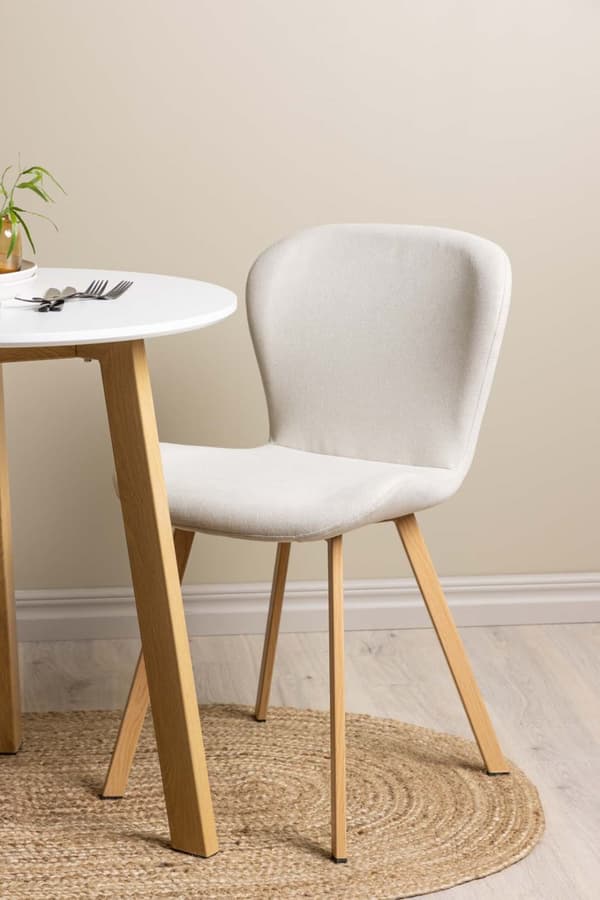 Leonora spisegrupper bord hvit og 2 Lilja stoler beige.