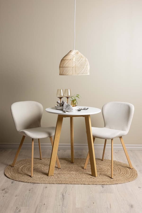 Leonora spisegrupper bord hvit og 2 Lilja stoler beige.