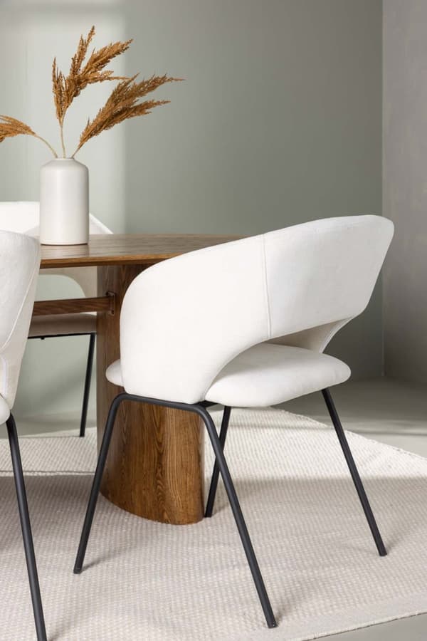 Isolde spisegrupper bord natur og 4 Day stoler offwhite.