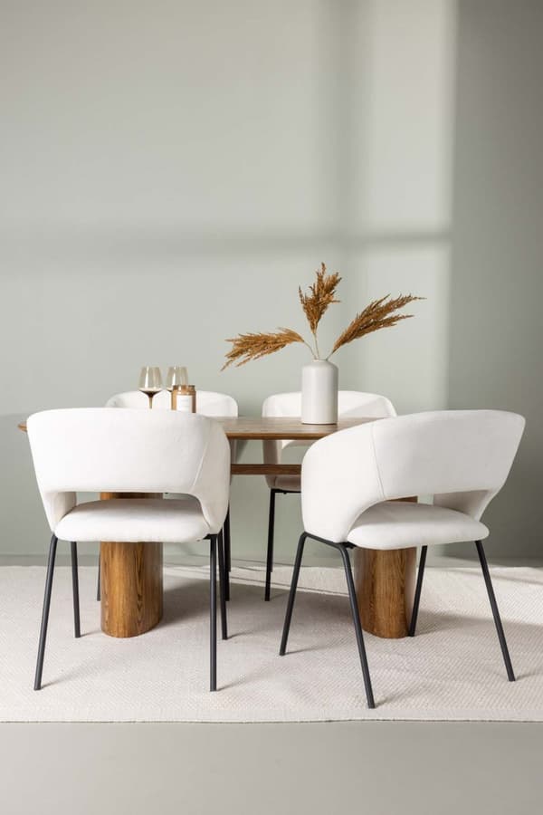Isolde spisegrupper bord natur og 4 Day stoler offwhite.