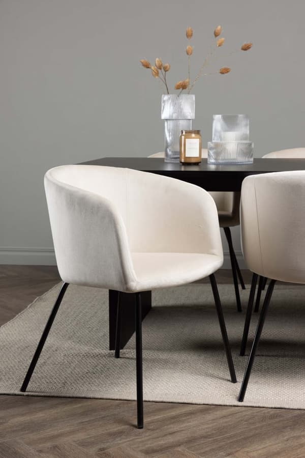 Vail spisegrupper bord svart og 6 berit stoler beige.