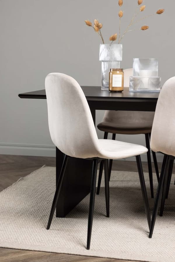 Vail spisegrupper bord svart og 6 Polar stoler beige.