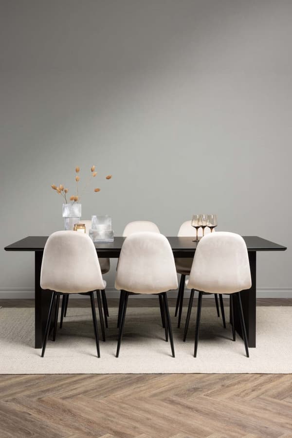 Vail spisegrupper bord svart og 6 Polar stoler beige.