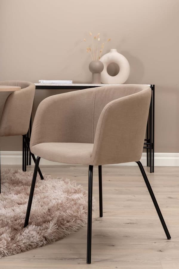 Bianca spisegrupper bord whitewash og 4 berit stoler beige.