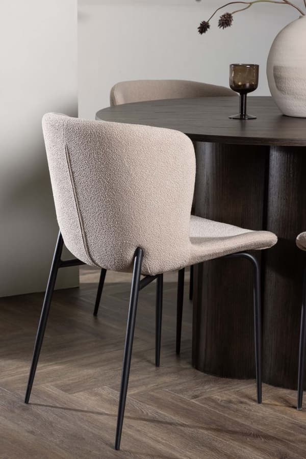 Olivia spisegrupper bord mocca og 4 Modesto stoler beige.