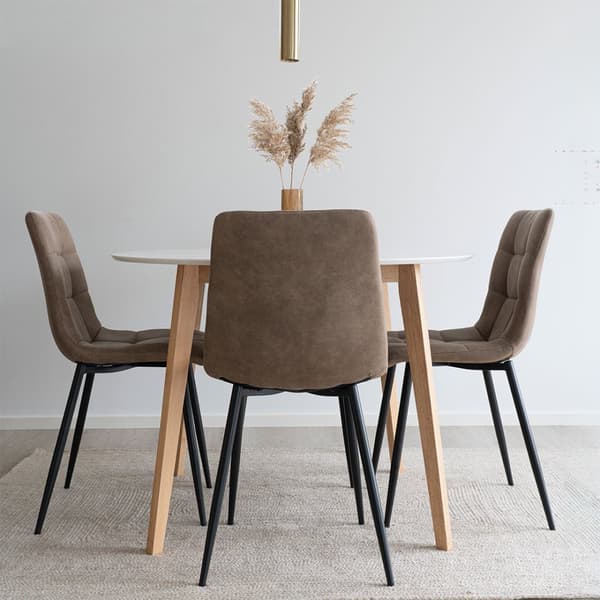 Vojens matgrupp matbord Ø105cm Vit och 4 Middelfart stol brun.