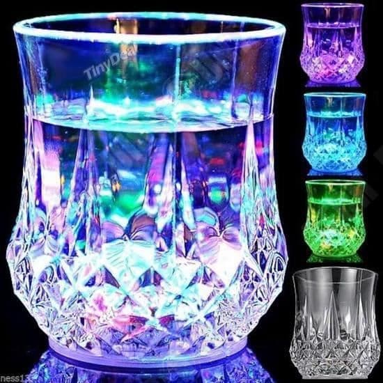2-pack vinglas induktionsananasmugg som avger LED-ljus i vatten som är ljust och färgglatt