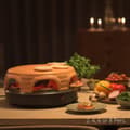 Miniatyrbillede 3 af 11: Emerio PO-116124.1 - Pizzarette - 8 personer - Forbage funktion - Håndlavet terracotta kuppel - 8 isolerede bagespader - Rustfrit stål bageplade - Hol