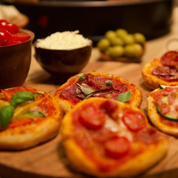 Emerio PO-116124.1 - Pizzarette - 8 personer - Forbage funktion - Håndlavet terracotta kuppel - 8 isolerede bagespader - Rustfrit stål bageplade - Hol