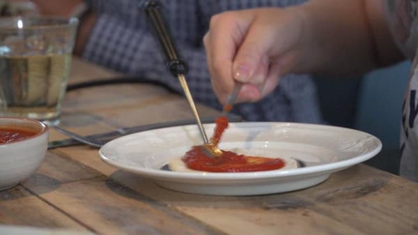 Emerio PO-115985 - Pizzarette - 4 henkilöä - Käsintehty terrakottakupu - 4 eristettyä leivinlastat - Tarttumaton pinnoite - Viileä kosketus