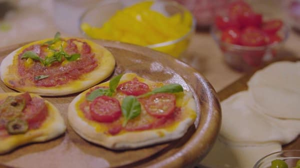 Emerio PO-115985 - Pizzarette - 4 henkilöä - Käsintehty terrakottakupu - 4 eristettyä leivinlastat - Tarttumaton pinnoite - Viileä kosketus