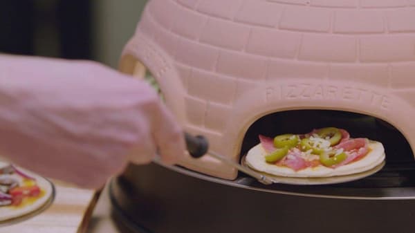 Emerio PO-115985 - Pizzarette - 4 henkilöä - Käsintehty terrakottakupu - 4 eristettyä leivinlastat - Tarttumaton pinnoite - Viileä kosketus