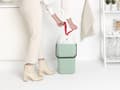 Miniatyrbillede 5 af 11: Brabantia Sort & Go Skraldespand - 25 l - Jadegrøn