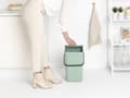 Miniatyrbillede 7 af 11: Brabantia Sort & Go Skraldespand - 25 l - Jadegrøn