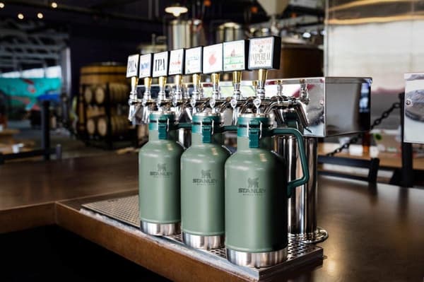 Stanley The Easy-Pour Growler Pitcher Termoflaske - 1,9L - Rustfrit stål/grøn