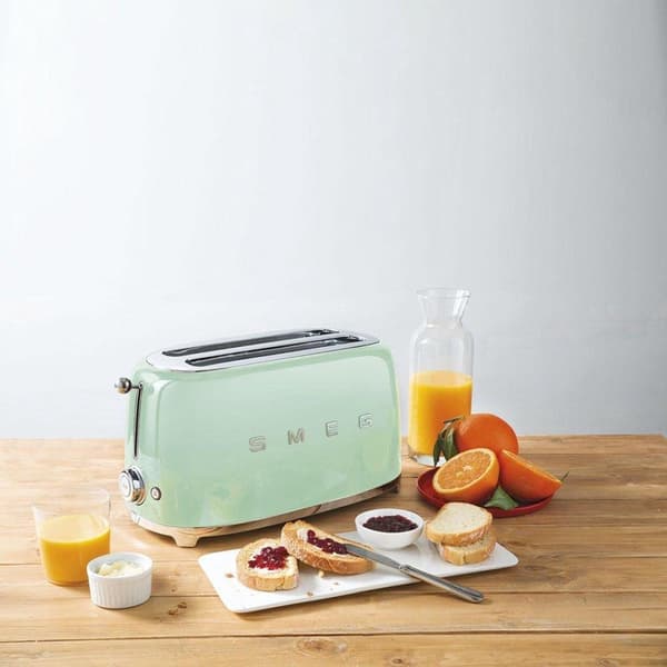 Smeg TSF02PGEU brödrost 4 skivor pastellgrön EGENSKAPER OCH UTRUSTNING:Målad metallkropp.4 extra breda rostbrickor 36 mm.Automatisk centrering av toas