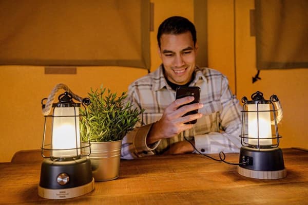 Brennenstuhl saatavilla retkeilyvalaisin henneptouwilla ja bamboevoetilla (350lm, IP44, brandtijd tot 75h, himmennys, power bank, instelbare valoväri)