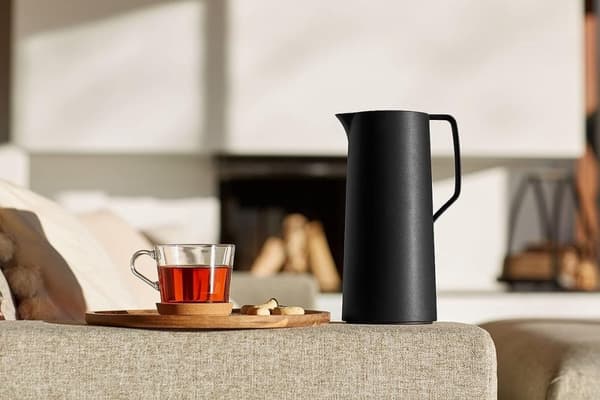 Motiva termospullo, 1 litra, muovi, Quick-Press-suljin, 12 tuntia kuuma, 24 tuntia kylmä, lasipullo, skandinaavinen muotoilu, musta
