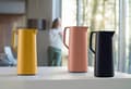 Pikkukuva 6 / 7: Motiva termospullo, 1 litra, muovi, Quick-Press-suljin, 12 tuntia kuuma, 24 tuntia kylmä, lasipullo, skandinaavinen muotoilu, musta