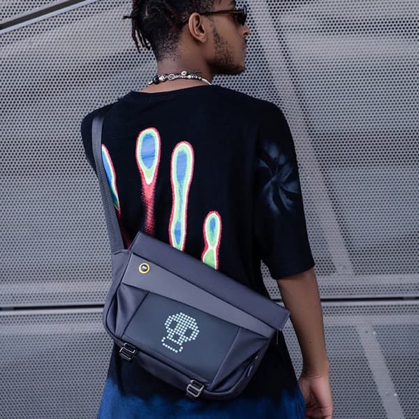 Divoom™ - Pixel SlingBag-V - LED-animationsskärm - Inkluderar app - Svart
