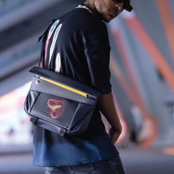 Divoom™ - Pixel SlingBag-V - LED-animationsskärm - Inkluderar app - Svart