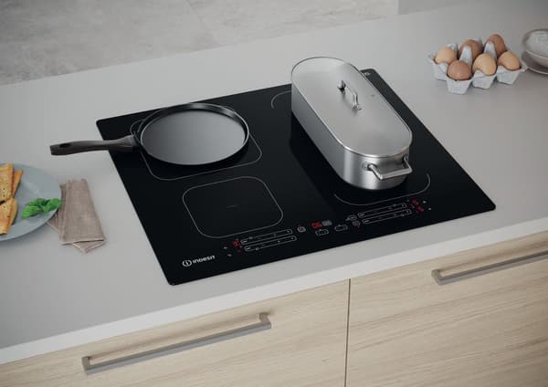 Indesit IB 65B60 NE Svart Inbyggd 59 cm Zon induktionshäll 4 zon(er)