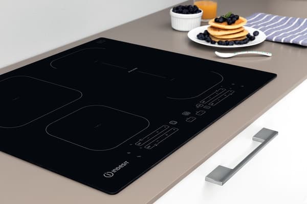 Indesit IB 65B60 NE Svart Inbyggd 59 cm Zon induktionshäll 4 zon(er)
