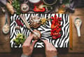 Miniatyrbild 3 av 11: SKÄRBRÄDA I GLASPLATTA 52x30 ZEBRA