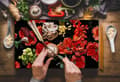 Miniatyrbillede 3 af 11: SKÆREBRÆT I GLAS 52x30 BLOMSTER