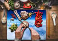 Miniatyrbillede 3 af 11: SKÆREBRÆT I GLAS 52x40 SKY