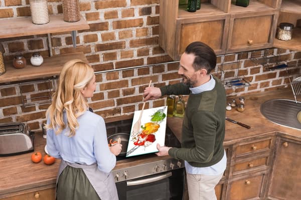 SKÄRBRÄDA I GLAS 52x30 PAPRIKA