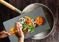 Miniatyrbillede 4 af 11: SKÆREBRÆT I GLAS 52x30 HALLOWEEN